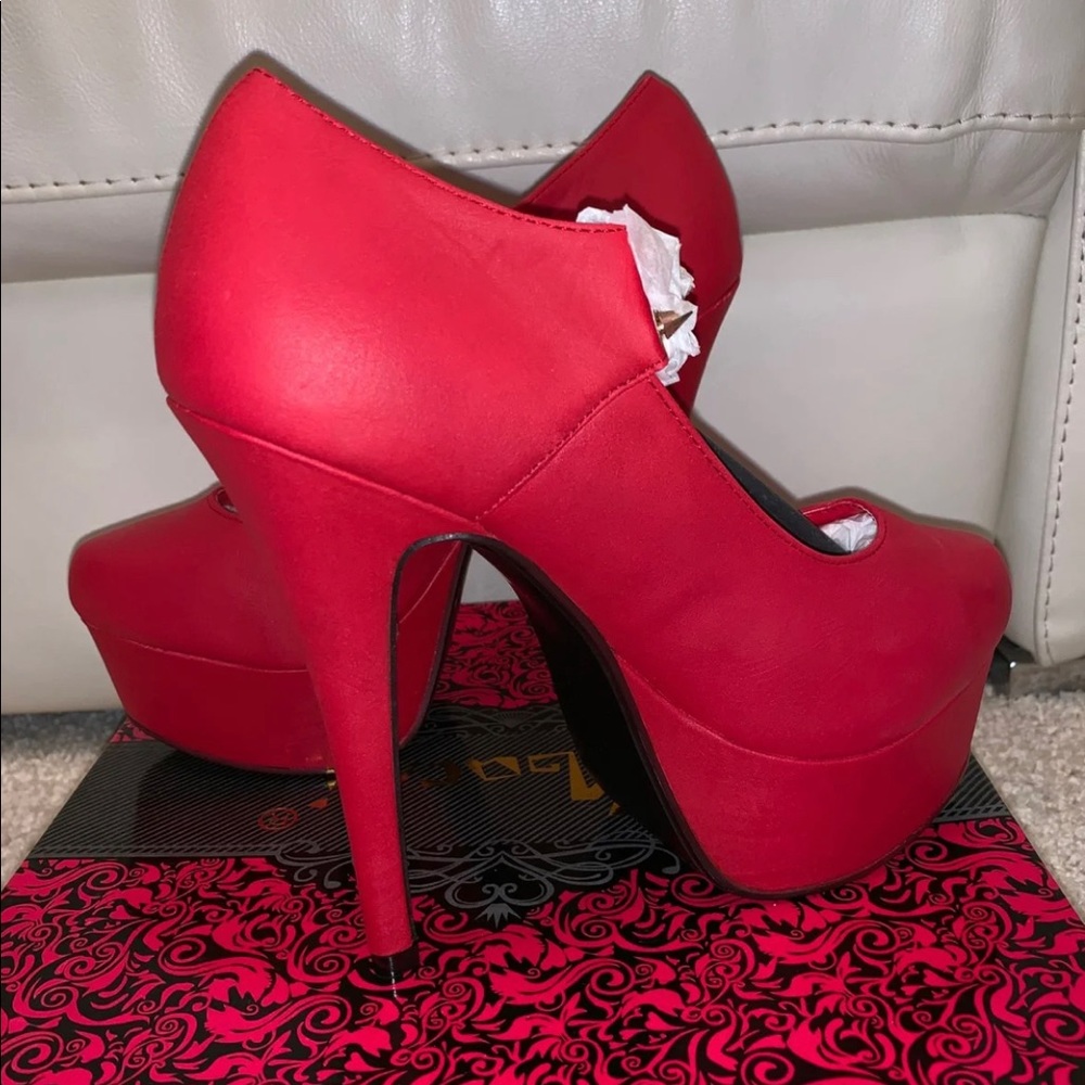 Red pumps